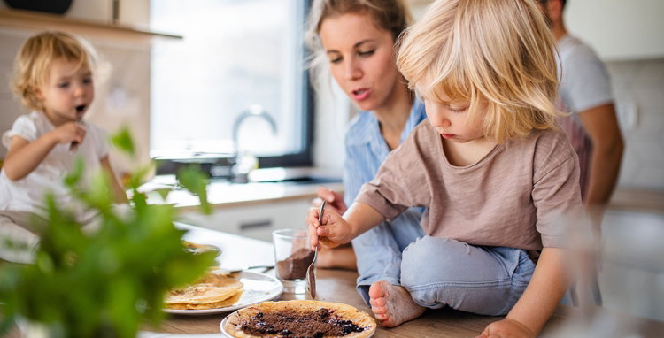 Family in the kitchen 1020x520